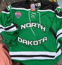 UND University  North Dakota Fighting Hawks Sioux Hockey Green Large Jersey New