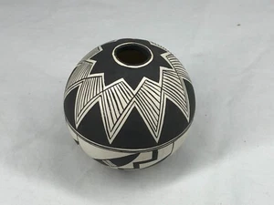 VINTAGE ACOMA PUEBLO POTTERY SEED POT SIGNED E. LEON 3 1/4" TALL - Picture 1 of 7