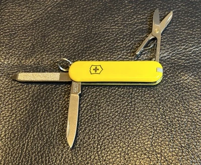 Navaja suiza pequeña Victorinox CLASSIC SD - amarilla - 58 mm Foto 1 de 4