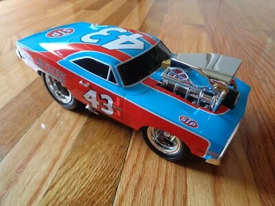 Muscle Machine Richard Petty #43 STP 69 Dodge Charger NASCAR 1:18 Diecast Action - Image 1 of 4