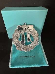 TIFFANY & CO VINTAGE 1996 PLATA 1,63 OZ ORNAMENTO CORONA RAMA DE PINO 3" X 3" NUEVO - Imagen 1 de 4