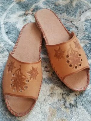 NUEVAS Zapatillas Tradicionales Hechas a Mano Grandes Mujeres Talla 9/9.5 Mules Cuero Polonia Foto 1 de 4