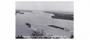 Louisiana, Missouri Echtfoto Postkarte / Mississippi River Lastkähne Luftbild - Bild 1 von 2