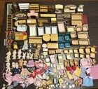 Lot de meubles poupées Calico Critters familles sylvaniennes 200+ vêtements magasin de tramway