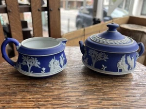 VTG Wedgwood Porcelain Portland Blue Jasperware Creamer Sugar Bowl Pair England - Imagen 1 de 19