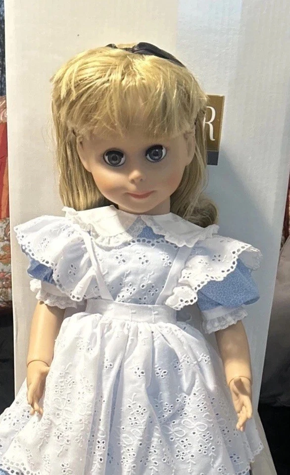 Boneca Betsy McCall Tonner vestido azul cabelo loiro colecionável com acessórios - Imagem 1 de 4