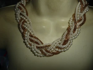 C J SIGNIERTE GEFLOCHTENE GOLD SILBERFARBENE METALLGEFLECHT & KUNSTPERLEN HALSKETTE #30/30 - Bild 1 von 7