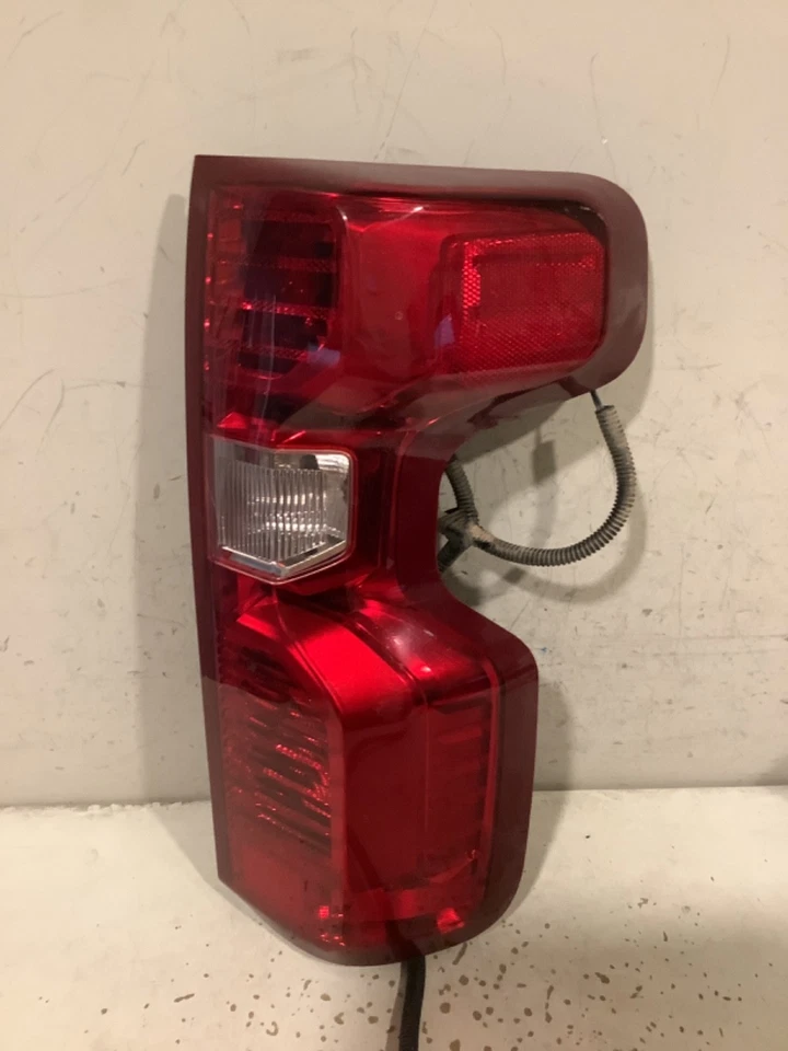 Chevrolet Silverado 1500 2019-2024 pasajero derecha cola halógena OEM C60R-20389 TL Foto 1 de 4