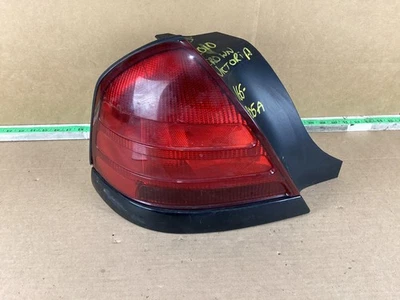 Conjunto de luz trasera izquierda del lado del conductor Ford Crown Victoria 2009-2011 Foto 1 de 4