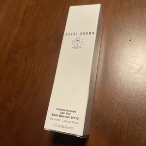 BOBBI BROWN - Vitamin Enriched Skin Tint - Broad Spectrum SPF 15 - MEDIUM 1 - Picture 1 of 4