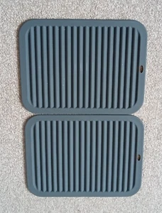 Smithcraft 23 cms x 30 cms Silicone Table Mats for Hot Dishes. Set of 2 in Grey - Picture 1 of 1