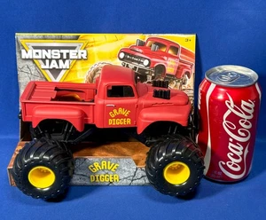 Nuovo GRAVE DIGGER RED TRUCK - Veicolo in metallo 1:24 MONSTER JAM Pickup SERIE 26 Auto - Foto 1 di 6