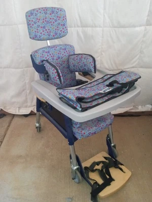 Silla alta con ruedas posición adaptativa para necesidades especiales Leckey Childs Foto 1 de 4