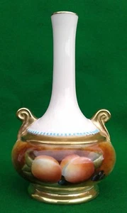 4.75" HAND PAINTED BUD VASE - SIGNED M. HOLDSWORTH (FORMER COALPORT ARTIST). - Picture 1 of 11
