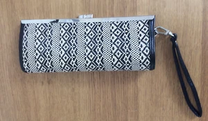NEW LOOK Clutch Tasche schwarz-creme Azteken-Design mit abnehmbarer Handschlaufe - Bild 1 von 8