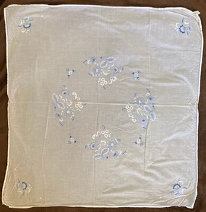 OMAS Tischdecke 1970er Jahre Weiß mit toller Stickerei - blau/weiß - 80x80cm - Bild 1 von 9