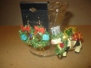 VINTAGE HANDCRAFTED HOLIDAY WREATH PIERCED EARRINGS & COW WITH PRESENTS BROOCH - Picture 1 of 4