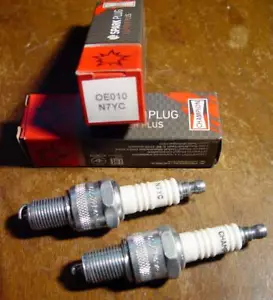 1967-77 Norton Commando 750 & 850, Two CHAMPION N7YC Copper Plus Spark Plugs - Foto 1 di 4