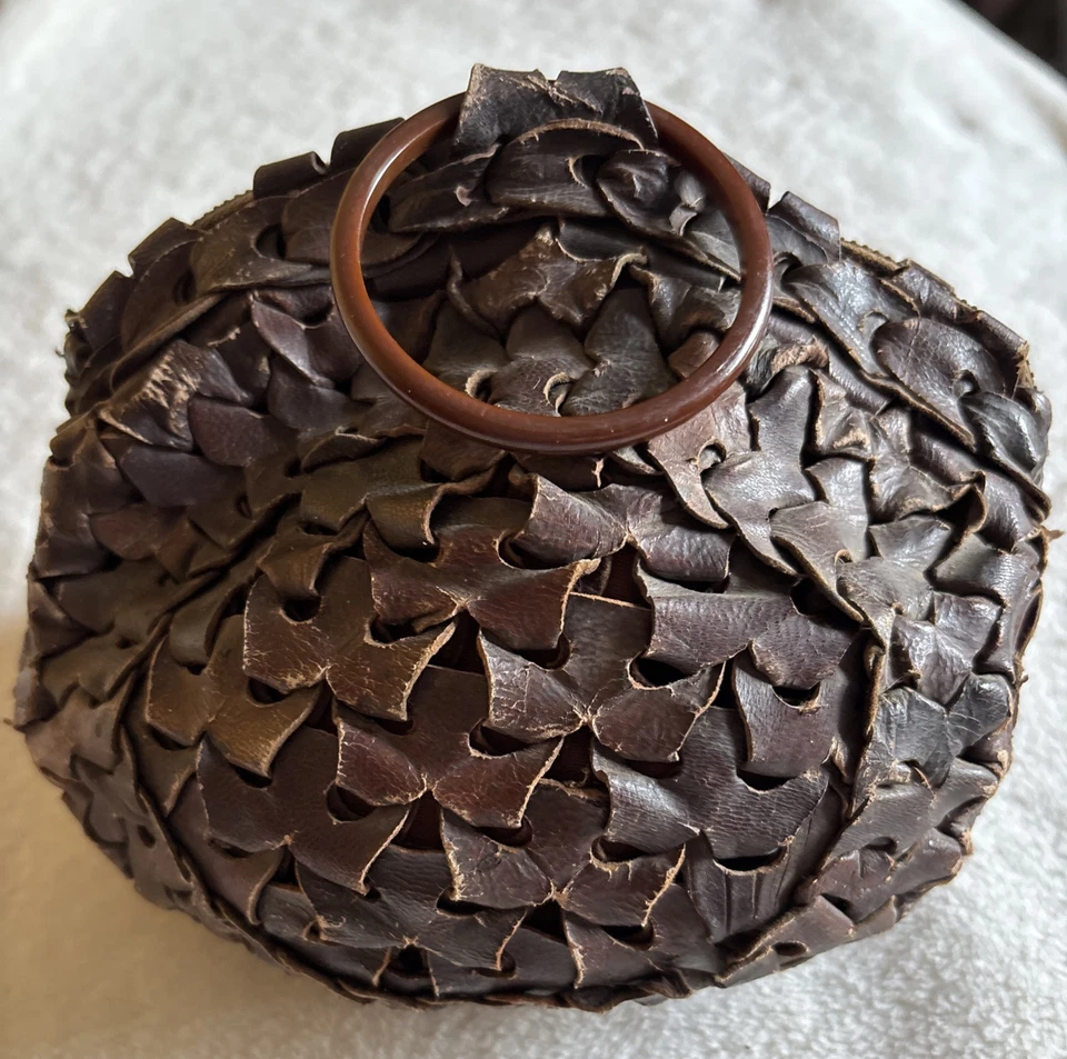 BOLSO PEQUEÑO DE CUERO TEJIDO MARRÓN AÑOS 30, ASAS DE CELLOIDE, CIERRE DE CREMALLERA METÁLICA Foto 1 de 4