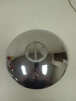 1949 1950’s OEM KAISER DELUXE 10” PLATO PARA PERROS TAPACUBOS CUBIERTA DE RUEDA cromo pobreza Foto 1 de 4