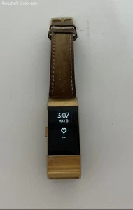 Fitbit Charge Metal Gold Face w/ Leather Band - Photo 1 sur 6