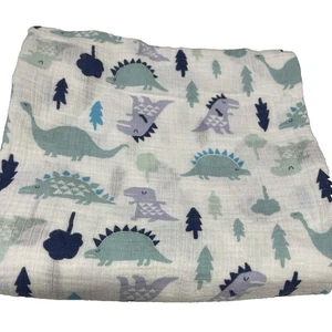 Manta Aden + Anais Dinosaurio Dino Bebé Azul Blanco Verde Árboles Muselina - Imagen 1 de 13
