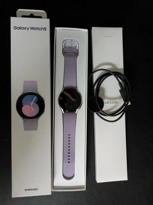 Samsung Galaxy Watch 5 SM-R900, 40mm, Silbergehäuse, Lila Armband, OVP - Bild 1 von 4