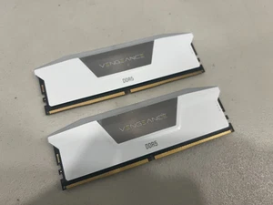 Corsair Vengeance RGB DDR5 RAM 32GB 6000Mhz CL36 Intel XMP (CMH32GX5M2E6000C36W) - Bild 1 von 3