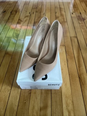 EUC SCHUTZ Nubuck Camurça Mel Bege Couro Sola Biqueira Pontiaguda Bomba 4" Saltos 8.5 - Imagem 1 de 4