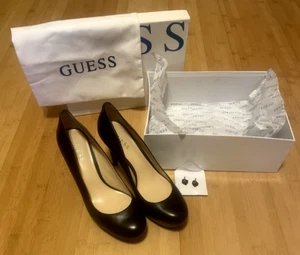 Guess Pumps Gr. 39 Schwarz Leder ungetragen mit Beutel und Wechselabsätzen - Bild 1 von 4