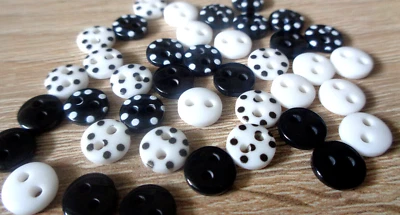 40 Mini Knöpfe 8mm Schwarz Weiß Punkte Rund Kinderknöpfe Puppenknöpfe Kunststoff - Bild 1 von 3