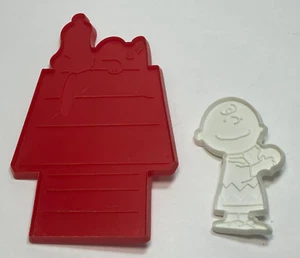 Tagliabiscotti vintage Hallmark Peanuts Snoopy on Doghouse & Charlie Brown - Foto 1 di 4