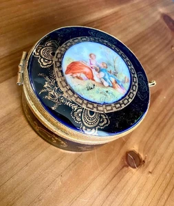 Joyero de porcelana Ormolu azul cobalto baratija espejo escena victoriana Alemania - Imagen 1 de 8