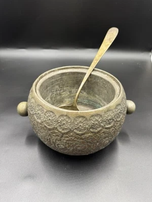 Tigela de latão indiana vintage com concha de latão combinando - Imagem 1 de 4