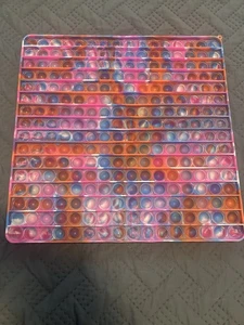 X GRANDE POP IT TIE DYE QUADRATO 11 3/4” X 11 3/4” - Foto 1 di 3