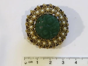 Alte Brosche mit grünem Mittelstein, Perlen und Simili-Steinen - Picture 1 of 2