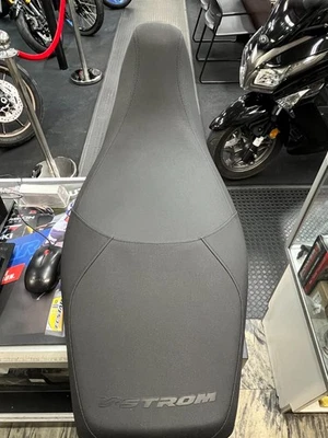 NUEVO 2017-2023 OEM SUZUKI VSTROM DL 650 DL650 ASIENTO BAJO GENUINO 45100-28K51-BGP Foto 1 de 3