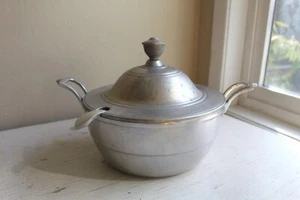 Wilton Armetale Tureen Casseruola in Metallo con Coperchio Mestolo Argento Alluminio Fuso - Foto 1 di 12