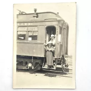 Foto Antigua Instantánea Mujeres Bonitas Posando con Tren C1910 Damas Ferrocarril - Imagen 1 de 5