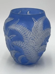 Vintage Phoenix Consolidated Art Glass Fern Vase Sculptured Blue / Clear MCM - Picture 1 of 6