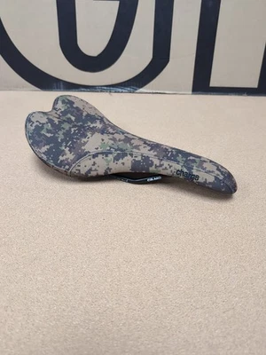 Sillín de bicicleta de carga verde camuflaje Digi bicicleta de montaña ligero rieles CroMo Foto 1 de 4