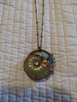 Colar pingente eletroformado cobre pontos quartzo áura aquática fóssil amonita - Imagem 1 de 4