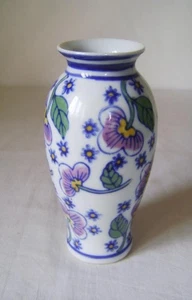 Jarrón chino de porcelana: colores esmaltados: C.20 de alto 14,5 cm sin marcas. - Imagen 1 de 6