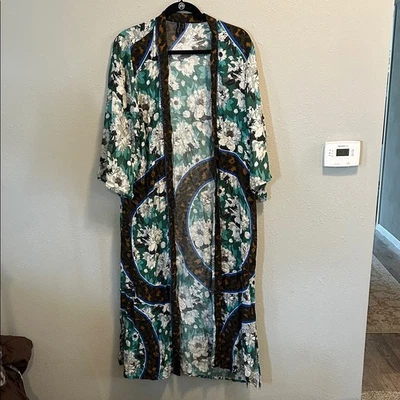 Plumero kimono floral London Anthropologie en blanco con detalles verdes y azules Foto 1 de 4