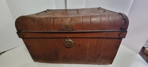 Antique Vintage Large Metal Trunk E. Bates Wolverhampton No Lock (28"×19"×19") Cover