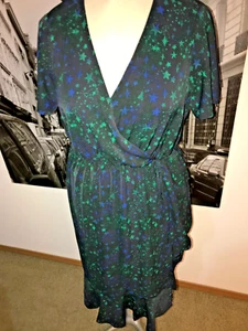 TORRID NEU MIT ETIKETT SCHWARZES WICKELKLEID STERNENDRUCK MIT FLATTERÄRMELN GRÖSSE 1X - Bild 1 von 2