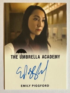 UMBRELLA ACADEMY: EMILY PIGGFORD COMO HELEN RITTENHOUSE TARJETA AUTÓGRAFA TEMPORADA UNO - Imagen 1 de 2