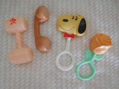 Sonajeros bebé vintage ~~ Lote de 4 Snoopy, teléfono, rosa y batería en muy buen estado Foto 1 de 4