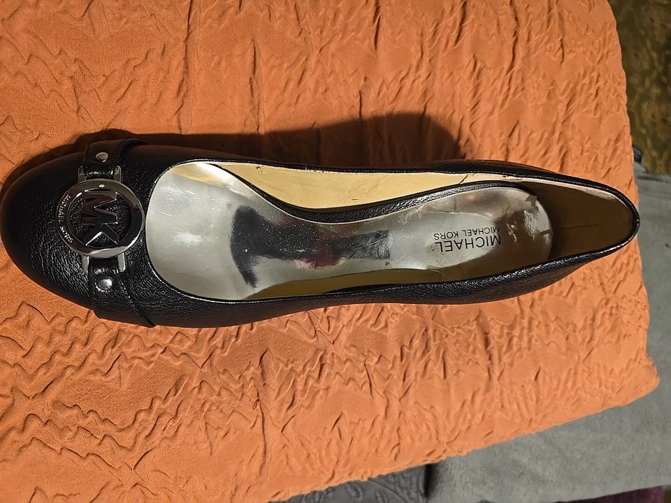 Zapatos de salón Michael Kors de cuero negros con logotipo plateado punta redonda tacones de gatito S 7 1/2  Foto 1 de 4