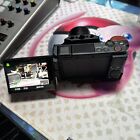 Sony ZV-1F 20,1 MP 4K f/2 Vlogging-Digitalkamera – schwarz mit Uurig-Käfig